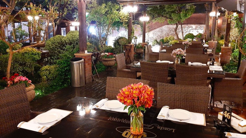 فضای سبز زیبا همراه با میز و آلاچیق